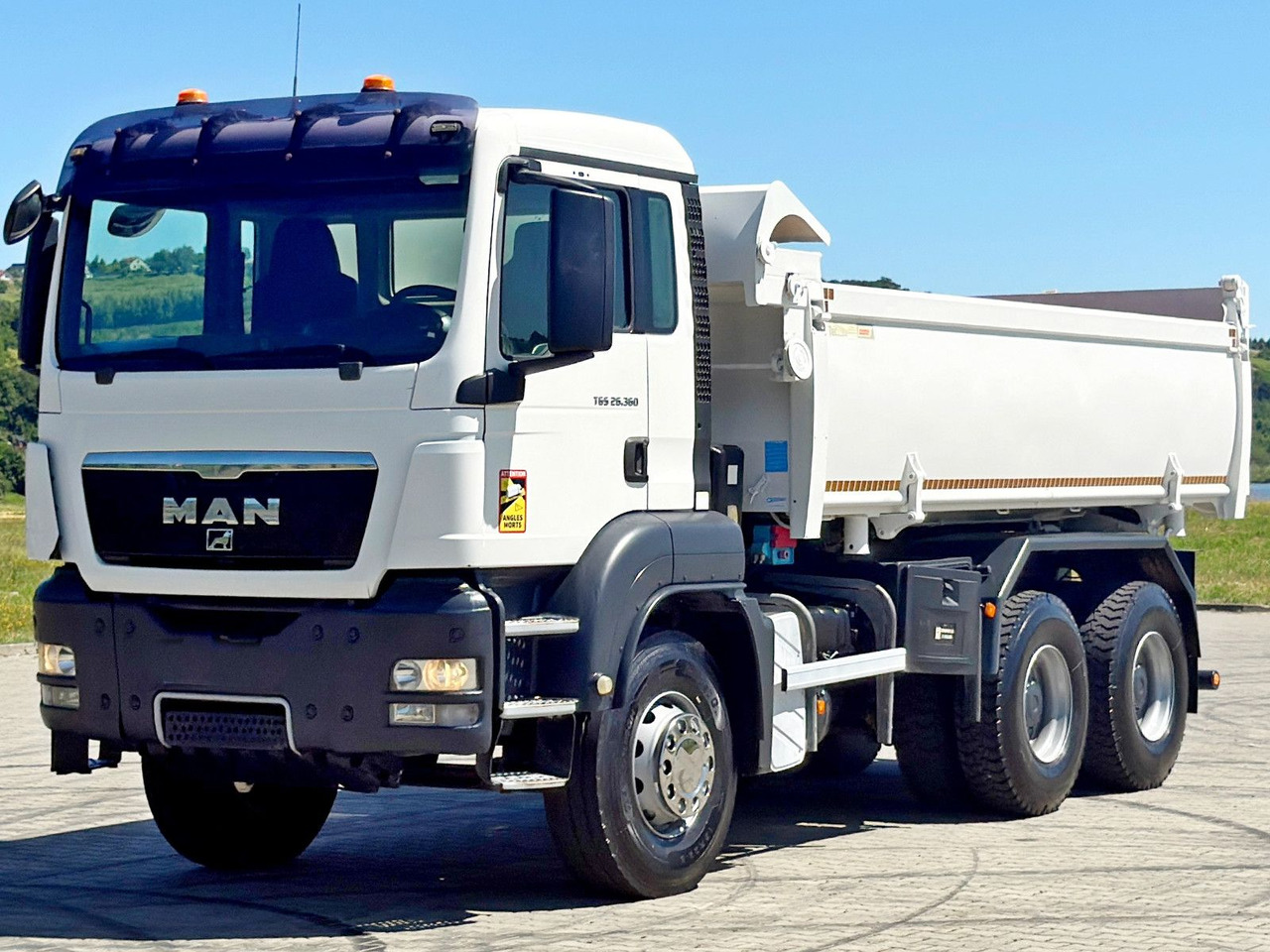 MAN TGS 26.360 Kipper 5,20 m + BORDMATIC / 6x4 - Billenőplatós teherautó, Darus autó: 5 kép. MAN TGS 26.360 Kipper 5,20 m + BORDMATIC / 6x4 - Billenőplatós teherautó, Darus autó: 5 kép.