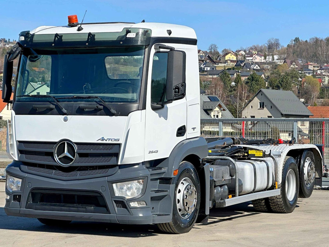 Mercedes-Benz ANTOS 2543 Abrollkipper * Top Zustand! - Horgos rakodó teherautó: 4 kép. Mercedes-Benz ANTOS 2543 Abrollkipper * Top Zustand! - Horgos rakodó teherautó: 4 kép.