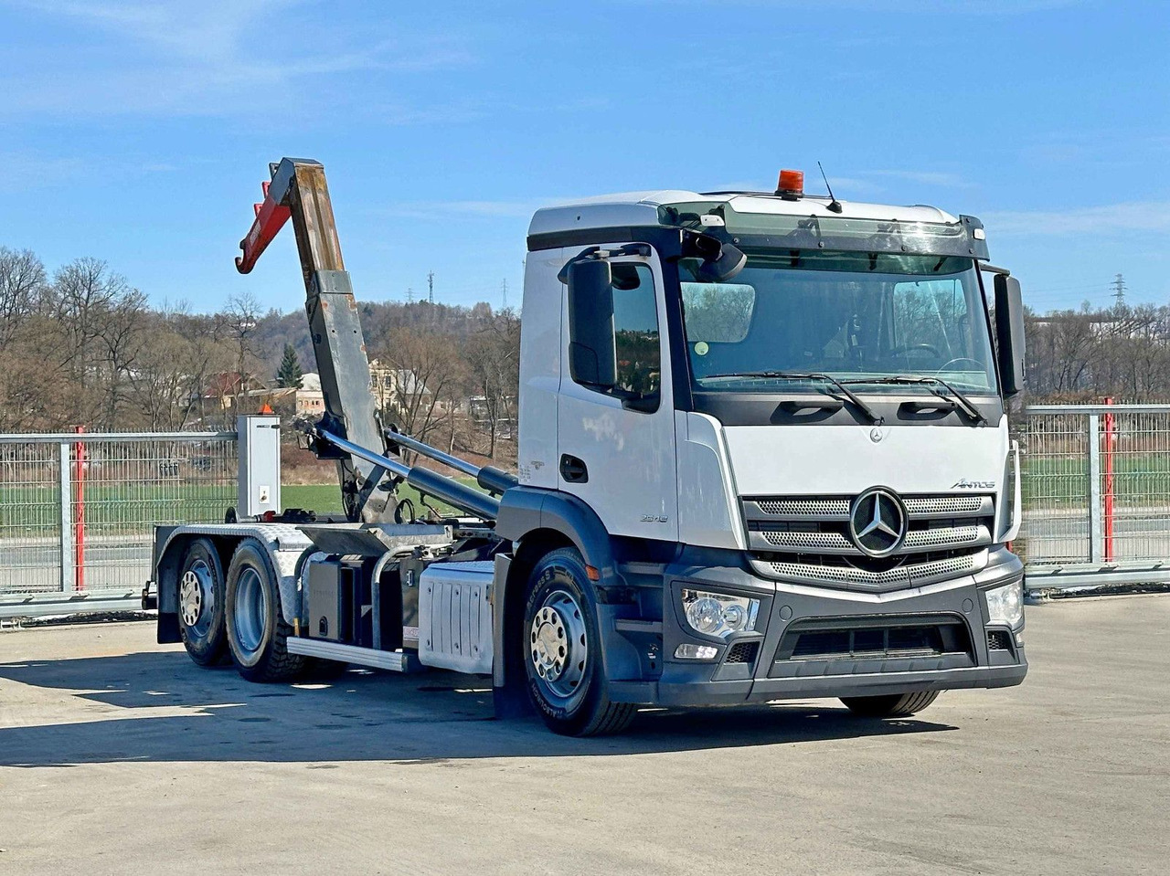 Mercedes-Benz ANTOS 2543 Abrollkipper * Top Zustand! - Horgos rakodó teherautó: 1 kép. Mercedes-Benz ANTOS 2543 Abrollkipper * Top Zustand! - Horgos rakodó teherautó: 1 kép.