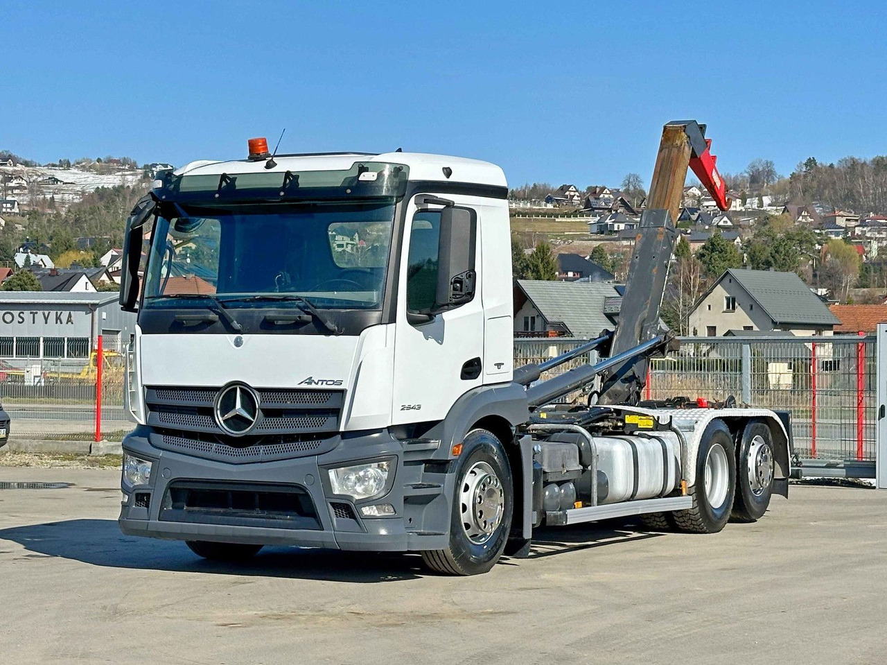 Mercedes-Benz ANTOS 2543 Abrollkipper * Top Zustand! - Horgos rakodó teherautó: 2 kép. Mercedes-Benz ANTOS 2543 Abrollkipper * Top Zustand! - Horgos rakodó teherautó: 2 kép.