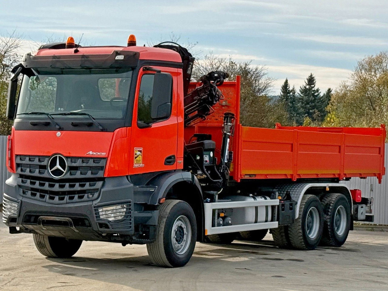 Mercedes-Benz AROCS 2640 *HIAB 144 BS - 3/FUNK + * 6x4 - Billenőplatós teherautó, Darus autó: 4 kép. Mercedes-Benz AROCS 2640 *HIAB 144 BS - 3/FUNK + * 6x4 - Billenőplatós teherautó, Darus autó: 4 kép.