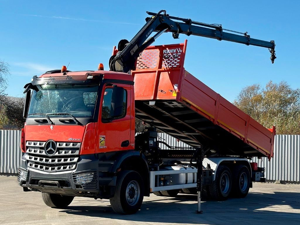 Mercedes-Benz AROCS 2640 *HIAB 144 BS - 3/FUNK + * 6x4 - Billenőplatós teherautó, Darus autó: 2 kép. Mercedes-Benz AROCS 2640 *HIAB 144 BS - 3/FUNK + * 6x4 - Billenőplatós teherautó, Darus autó: 2 kép.