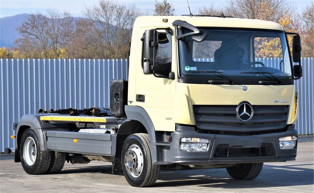 Mercedes-Benz ATEGO 1221 * ABROLLKIPPER * TOPZUSTAND - Horgos rakodó teherautó, Darus autó: 3 kép. Mercedes-Benz ATEGO 1221 * ABROLLKIPPER * TOPZUSTAND - Horgos rakodó teherautó, Darus autó: 3 kép.