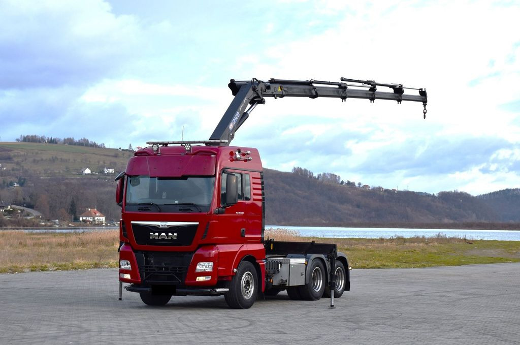 MAN TGX 28.480 Sattelzugmaschine + HMF 2120 K5/FUNK - Nyergesvontató: 2 kép. MAN TGX 28.480 Sattelzugmaschine + HMF 2120 K5/FUNK - Nyergesvontató: 2 kép.
