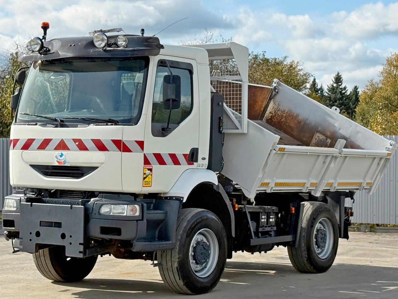 Renault MIDLUM 210 DCI* KIPPER 3,60m * 4x4 - Billenőplatós teherautó: 3 kép. Renault MIDLUM 210 DCI* KIPPER 3,60m * 4x4 - Billenőplatós teherautó: 3 kép.