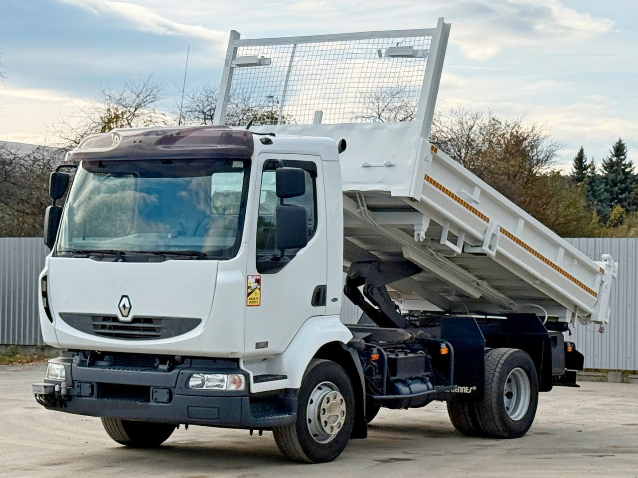 Renault MIDLUM 220 DCI *KIPPER 3,80m * BORDMATIC - Billenőplatós teherautó, Darus autó: 2 kép. Renault MIDLUM 220 DCI *KIPPER 3,80m * BORDMATIC - Billenőplatós teherautó, Darus autó: 2 kép.