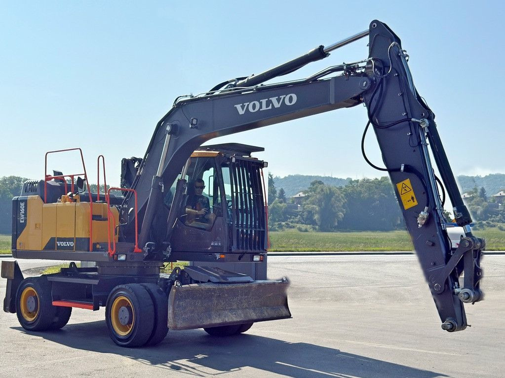 Volvo EW 160 E* Umschlagbagger * TOPZUSTAND - Gumikerekes kotró: 4 kép. Volvo EW 160 E* Umschlagbagger * TOPZUSTAND - Gumikerekes kotró: 4 kép.