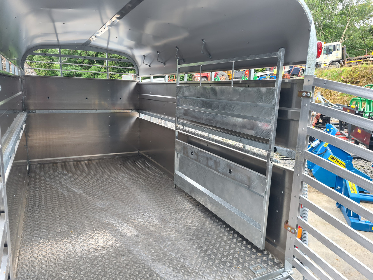 12 x 6 Nugent Livestock Trailer - Pótkocsi állatszállító: 3 kép. 12 x 6 Nugent Livestock Trailer - Pótkocsi állatszállító: 3 kép.