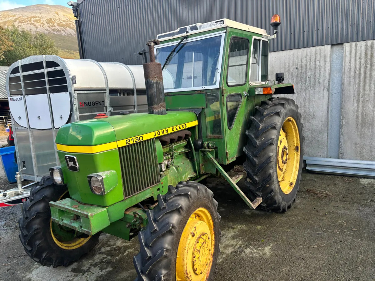 John Deere 2130 4WD - Traktor: 1 kép. John Deere 2130 4WD - Traktor: 1 kép.
