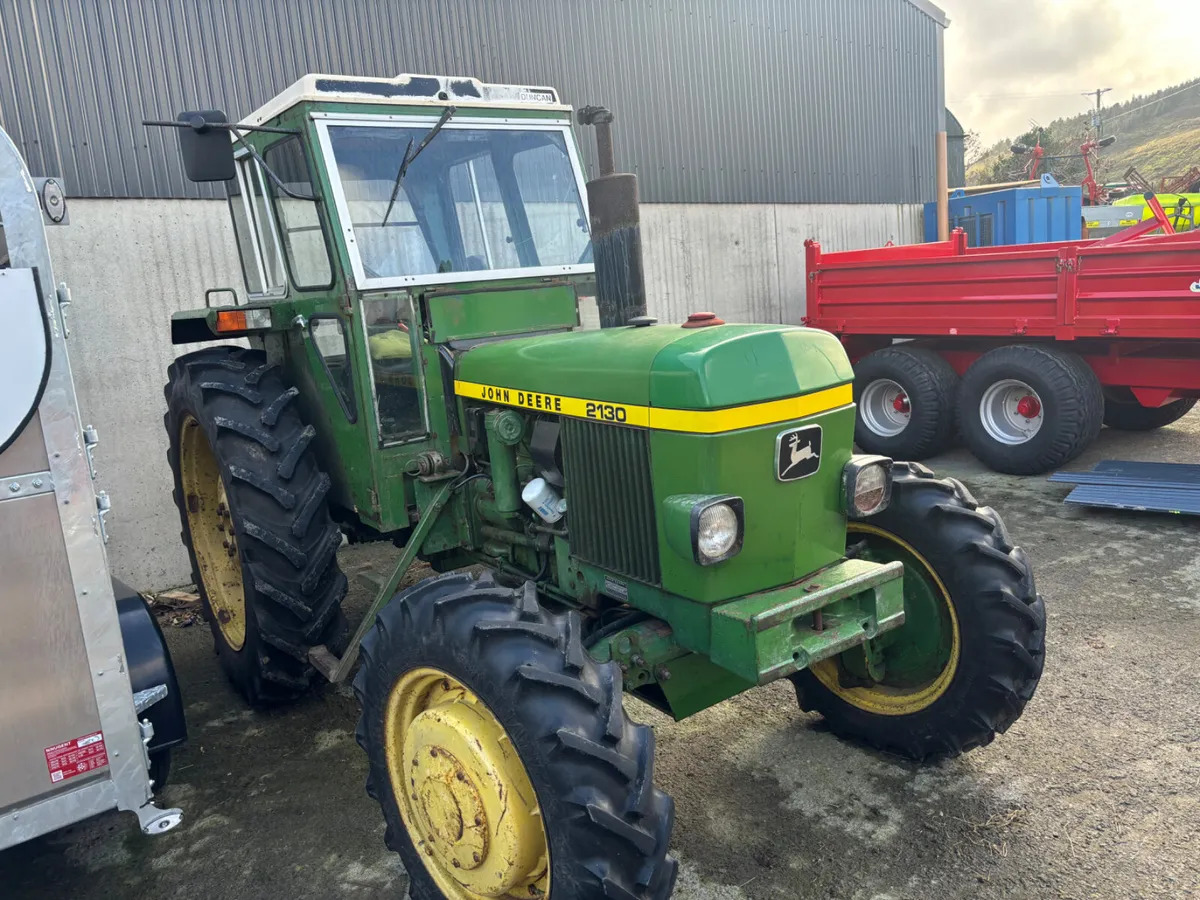 John Deere 2130 4WD - Traktor: 2 kép. John Deere 2130 4WD - Traktor: 2 kép.