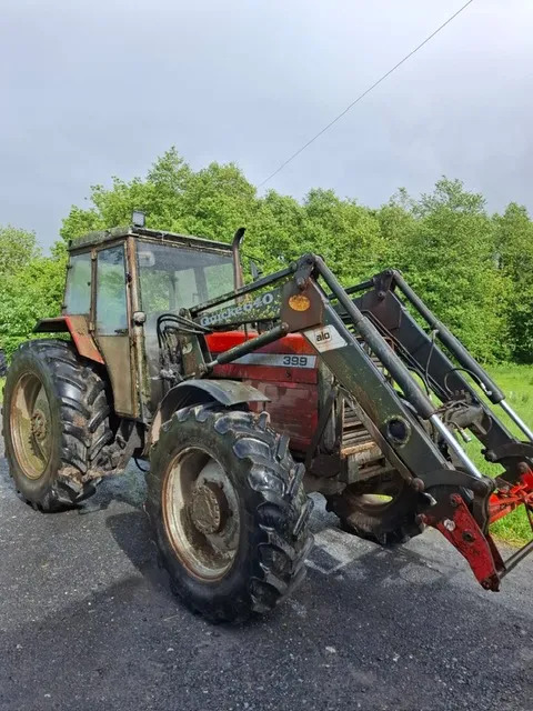 Massey Ferguson 399 c/w Loader - Traktor: 2 kép. Massey Ferguson 399 c/w Loader - Traktor: 2 kép.