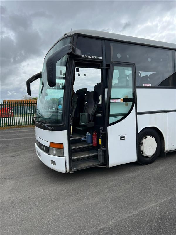 2004 Setra 315 GT 49 Seat coach, MOT November, 6 cylinder, 6 speed manual, excellent runner. - Távolsági busz: 2 kép. 2004 Setra 315 GT 49 Seat coach, MOT November, 6 cylinder, 6 speed manual, excellent runner. - Távolsági busz: 2 kép.