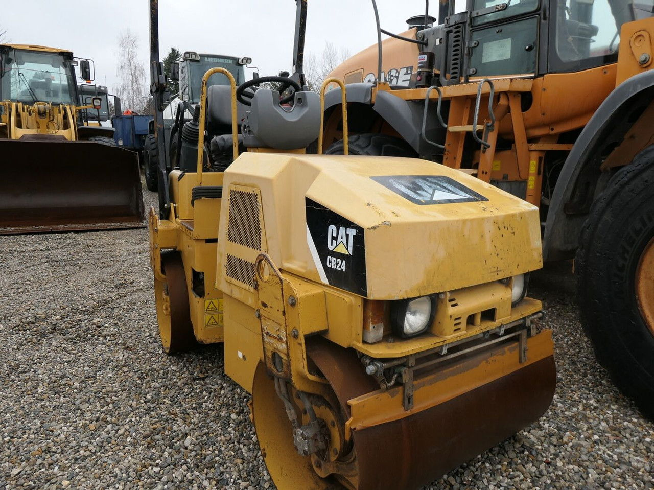 Caterpillar CB24 XT - Úthenger: 2 kép. Caterpillar CB24 XT - Úthenger: 2 kép.