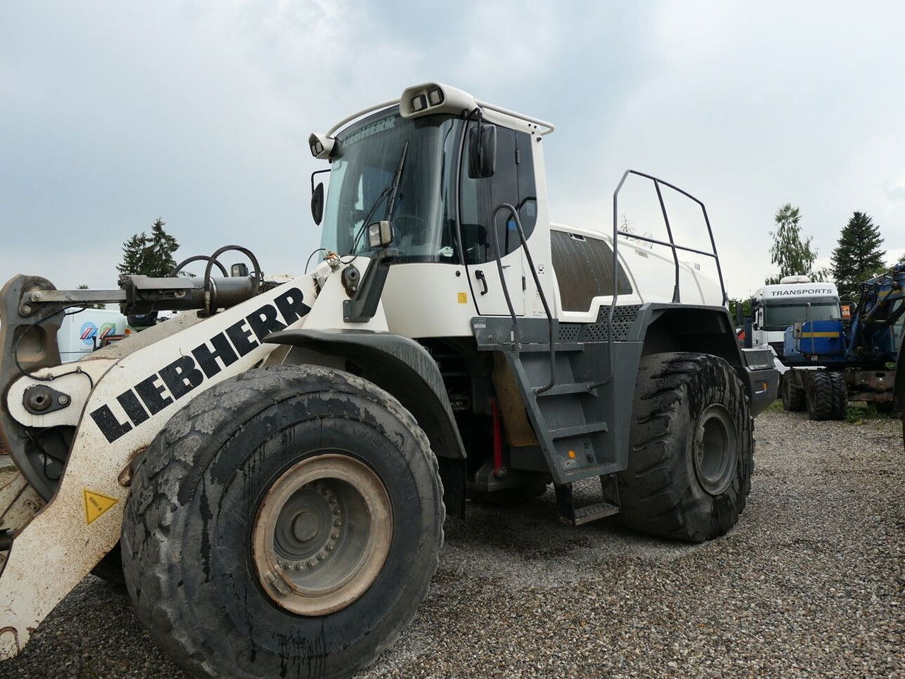 Liebherr L 576 - Gumikerekes homlokrakodó: 4 kép. Liebherr L 576 - Gumikerekes homlokrakodó: 4 kép.