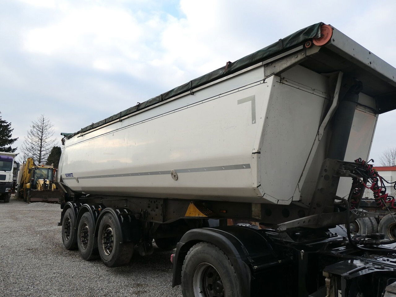 Schmitz Cargobull SGF S3 - Félpótkocsi billenőplatós: 1 kép. Schmitz Cargobull SGF S3 - Félpótkocsi billenőplatós: 1 kép.