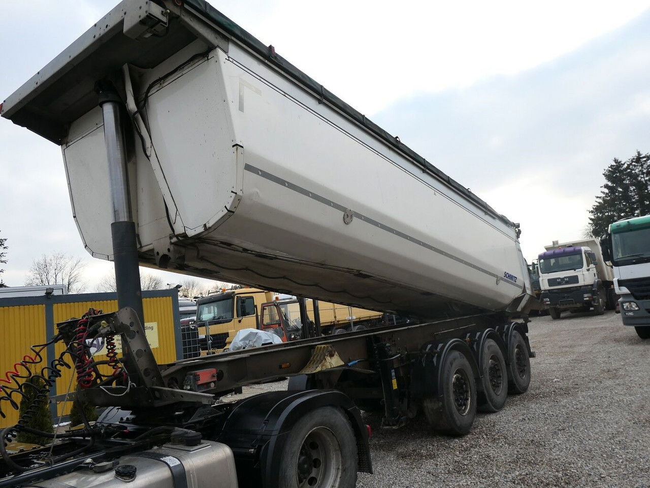 Schmitz Cargobull SGF S3 - Félpótkocsi billenőplatós: 5 kép. Schmitz Cargobull SGF S3 - Félpótkocsi billenőplatós: 5 kép.