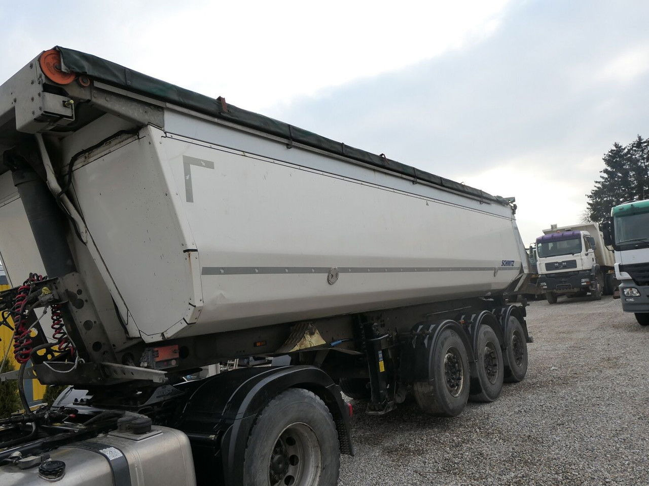 Schmitz Cargobull SGF S3 - Félpótkocsi billenőplatós: 2 kép. Schmitz Cargobull SGF S3 - Félpótkocsi billenőplatós: 2 kép.