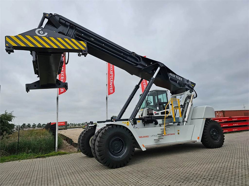 KONECRANES LIFTACE 4532 TCE5 - Konténerrakodó: 4 kép. KONECRANES LIFTACE 4532 TCE5 - Konténerrakodó: 4 kép.