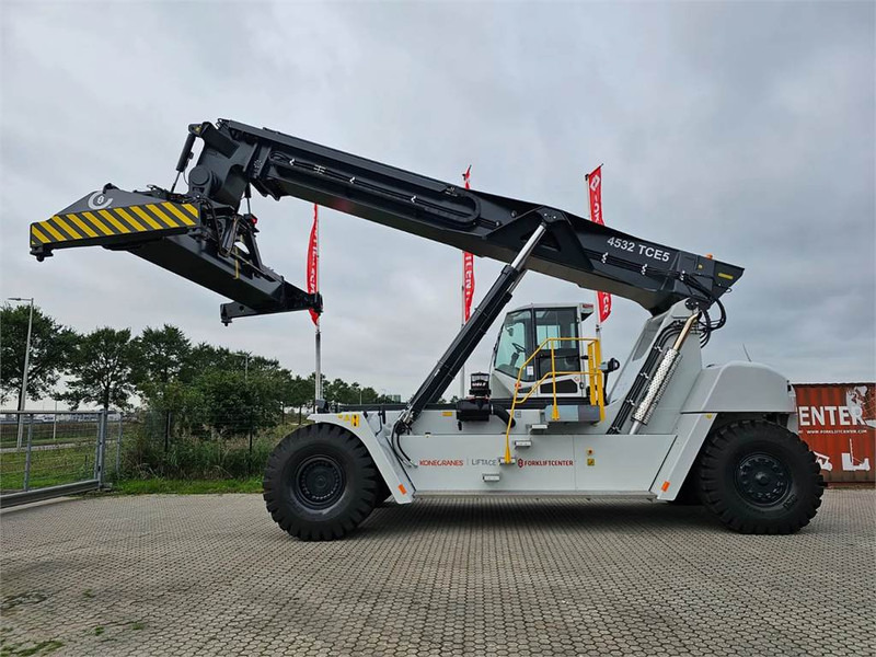 KONECRANES LIFTACE 4532 TCE5 - Konténerrakodó: 2 kép. KONECRANES LIFTACE 4532 TCE5 - Konténerrakodó: 2 kép.