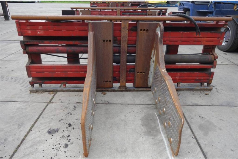 Kalmar DCG80-45ED5 - Konténer targoncá: 1 kép. Kalmar DCG80-45ED5 - Konténer targoncá: 1 kép.