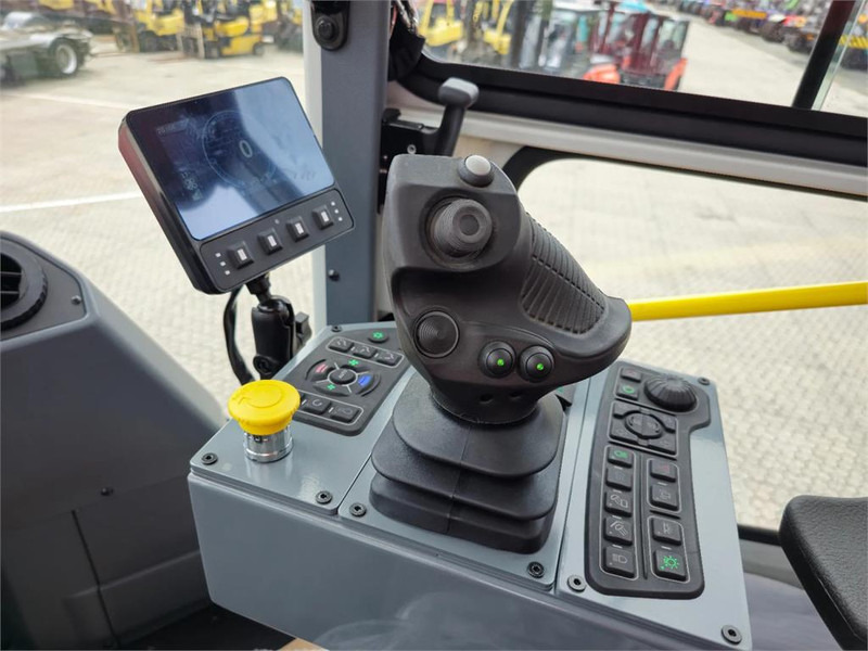 Kalmar DRU450-62S5 - Konténerrakodó: 3 kép. Kalmar DRU450-62S5 - Konténerrakodó: 3 kép.