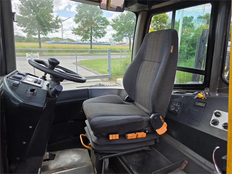 Terminál targoncá Terberg RT222 4x4: 17 kép. Terminál targoncá Terberg RT222 4x4: 17 kép.