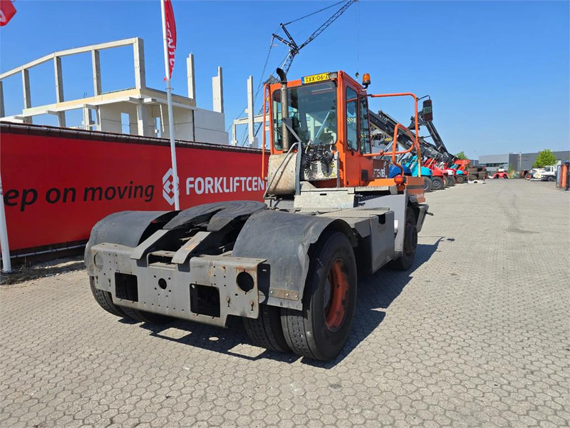 Terminál targoncá Terberg YT182: 7 kép. Terminál targoncá Terberg YT182: 7 kép.