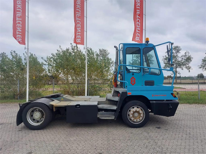 Terberg YT182 - Terminál targoncá: 3 kép. Terberg YT182 - Terminál targoncá: 3 kép.