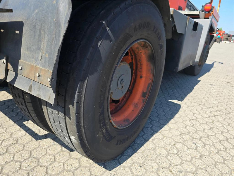 Terminál targoncá Terberg YT182: 14 kép. Terminál targoncá Terberg YT182: 14 kép.