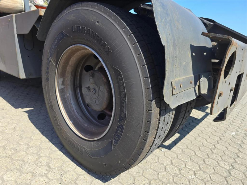 Terminál targoncá Terberg YT182: 13 kép. Terminál targoncá Terberg YT182: 13 kép.