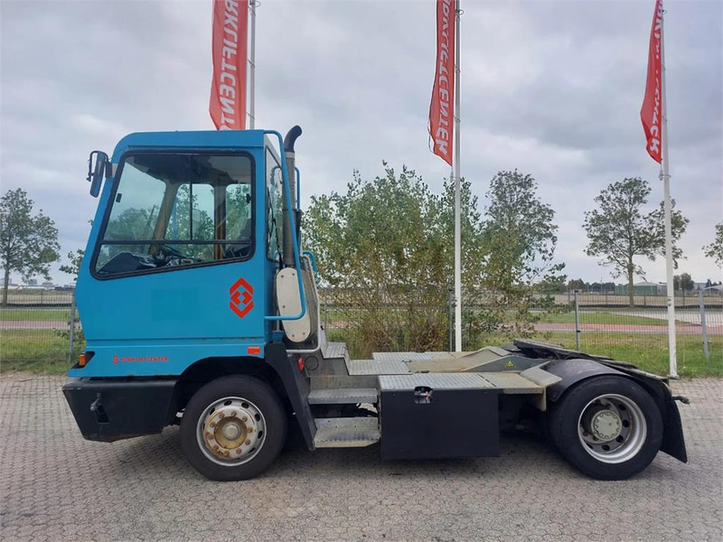 Terberg YT182 - Terminál targoncá: 4 kép. Terberg YT182 - Terminál targoncá: 4 kép.