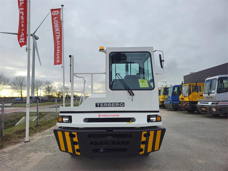Terberg YT220 - Terminál targoncá: 5 kép. Terberg YT220 - Terminál targoncá: 5 kép.