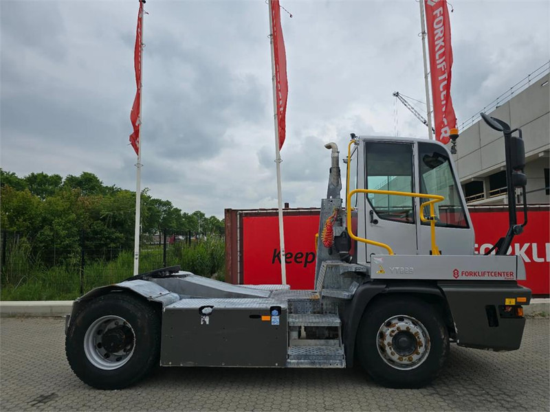 Terberg YT223 - Terminál targoncá: 3 kép. Terberg YT223 - Terminál targoncá: 3 kép.