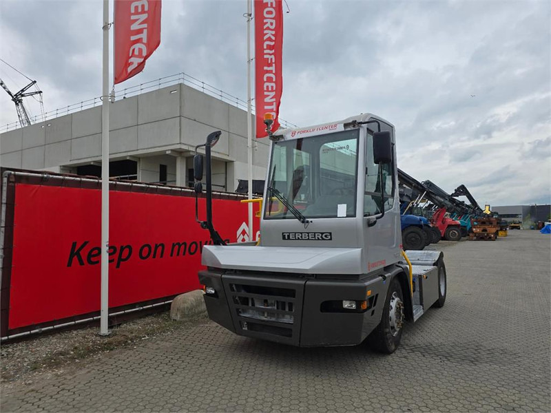 Terberg YT223 - Terminál targoncá: 2 kép. Terberg YT223 - Terminál targoncá: 2 kép.