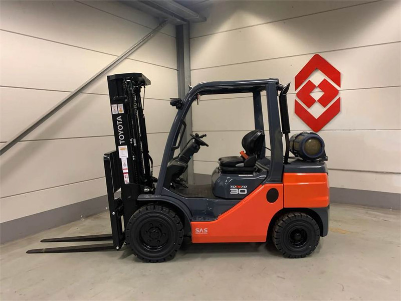 Toyota 02-8FGF30 - Gázüzemű targonca: 2 kép. Toyota 02-8FGF30 - Gázüzemű targonca: 2 kép.