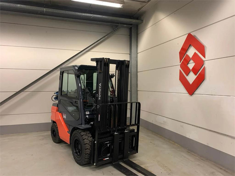 Toyota 02-8FGJF35 - Gázüzemű targonca: 3 kép. Toyota 02-8FGJF35 - Gázüzemű targonca: 3 kép.