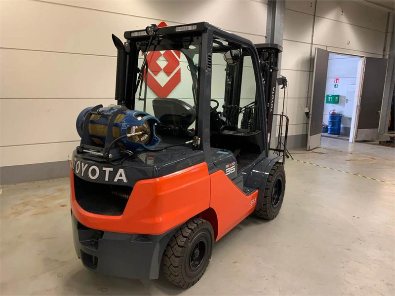 Toyota 02-8FGJF35 - Gázüzemű targonca: 3 kép. Toyota 02-8FGJF35 - Gázüzemű targonca: 3 kép.