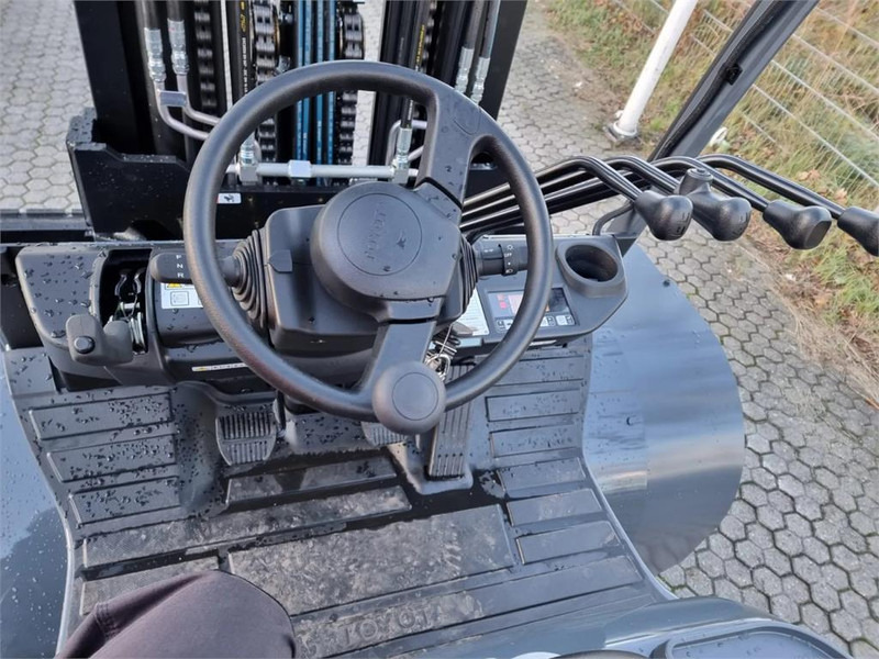 Dízel targonca Toyota 8FD70F: 9 kép.