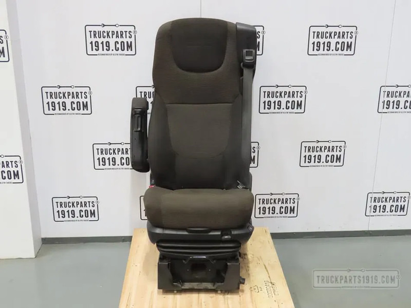 DAF 1978966 Bestuurdersstoel DAF XF 106 - Ülés - Teherautó: 1 kép. DAF 1978966 Bestuurdersstoel DAF XF 106 - Ülés - Teherautó: 1 kép.