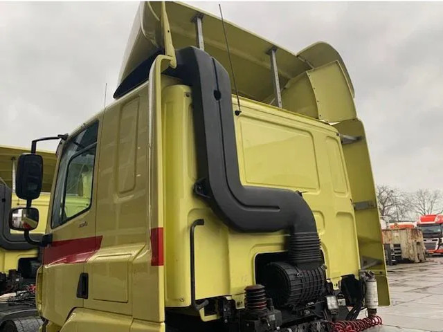 DAF CF Sleeper Cab L2 H1 Euro6 - Fülke és belső tér - Teherautó: 2 kép. DAF CF Sleeper Cab L2 H1 Euro6 - Fülke és belső tér - Teherautó: 2 kép.