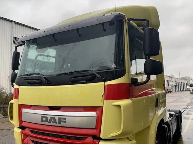 DAF CF Sleeper Cab L2 H1 Euro6 - Fülke és belső tér - Teherautó: 1 kép. DAF CF Sleeper Cab L2 H1 Euro6 - Fülke és belső tér - Teherautó: 1 kép.