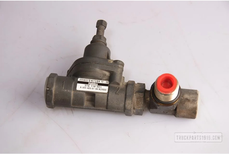 HALDEX Compressed Air System Overstroomklep MB - Szelep - Teherautó: 1 kép. HALDEX Compressed Air System Overstroomklep MB - Szelep - Teherautó: 1 kép.