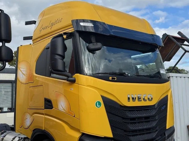 Iveco S-WAY Cabin 2021 - Fülke és belső tér - Teherautó: 2 kép. Iveco S-WAY Cabin 2021 - Fülke és belső tér - Teherautó: 2 kép.