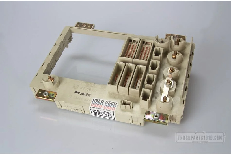 MAN Electrical System Zekeringkast TGX - Biztosíték - Teherautó: 2 kép. MAN Electrical System Zekeringkast TGX - Biztosíték - Teherautó: 2 kép.