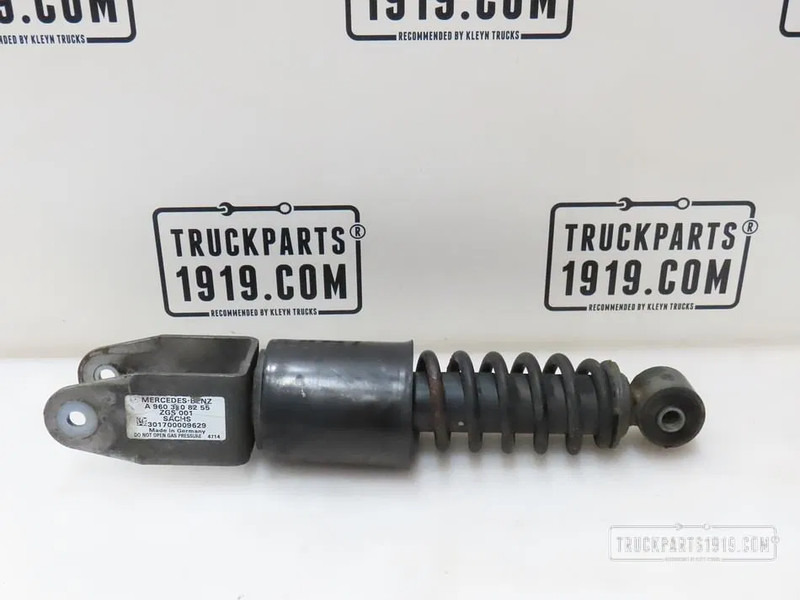 Mercedes-Benz Body & Chassis Parts Cabineschokbreker MB MP4 - Fülke felfüggesztés - Teherautó: 1 kép. Mercedes-Benz Body & Chassis Parts Cabineschokbreker MB MP4 - Fülke felfüggesztés - Teherautó: 1 kép.