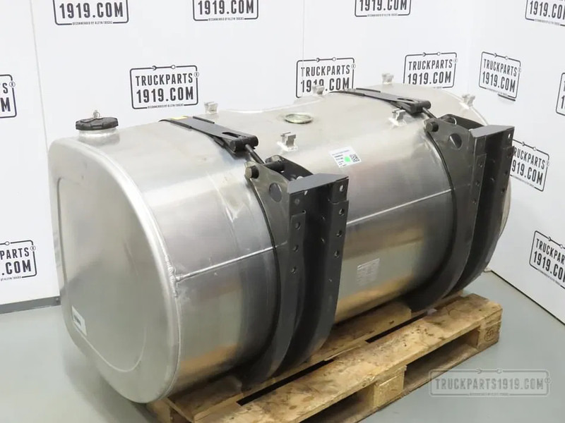 Volvo 21335679 Brandstoftank + steunen 550L - Üzemanyag tartály - Teherautó: 2 kép. Volvo 21335679 Brandstoftank + steunen 550L - Üzemanyag tartály - Teherautó: 2 kép.