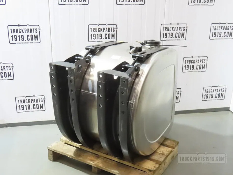Volvo 21516442 Brandstoftank + steunen 240L - Üzemanyag tartály - Teherautó: 2 kép. Volvo 21516442 Brandstoftank + steunen 240L - Üzemanyag tartály - Teherautó: 2 kép.