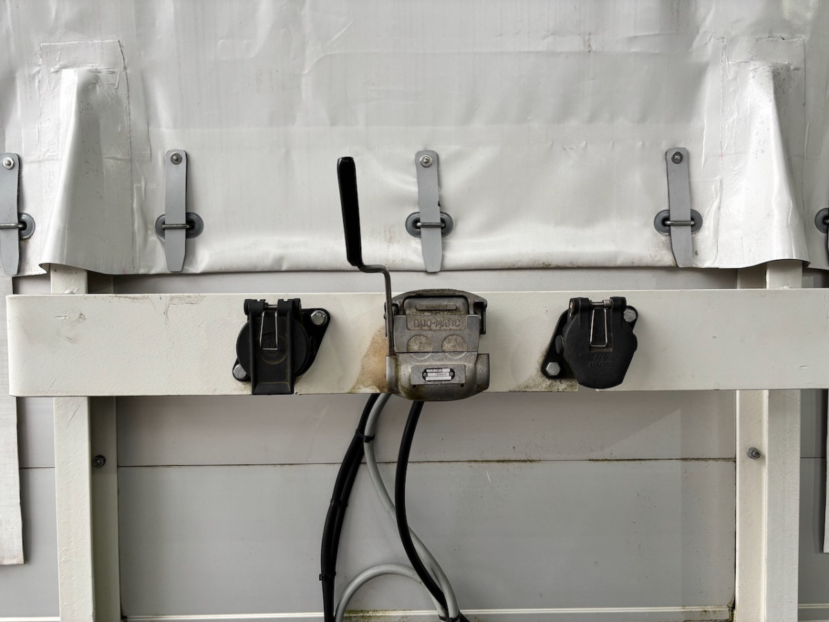 ANDRES SA 9000 - Ponyvás félpótkocsi: 3 kép. ANDRES SA 9000 - Ponyvás félpótkocsi: 3 kép.