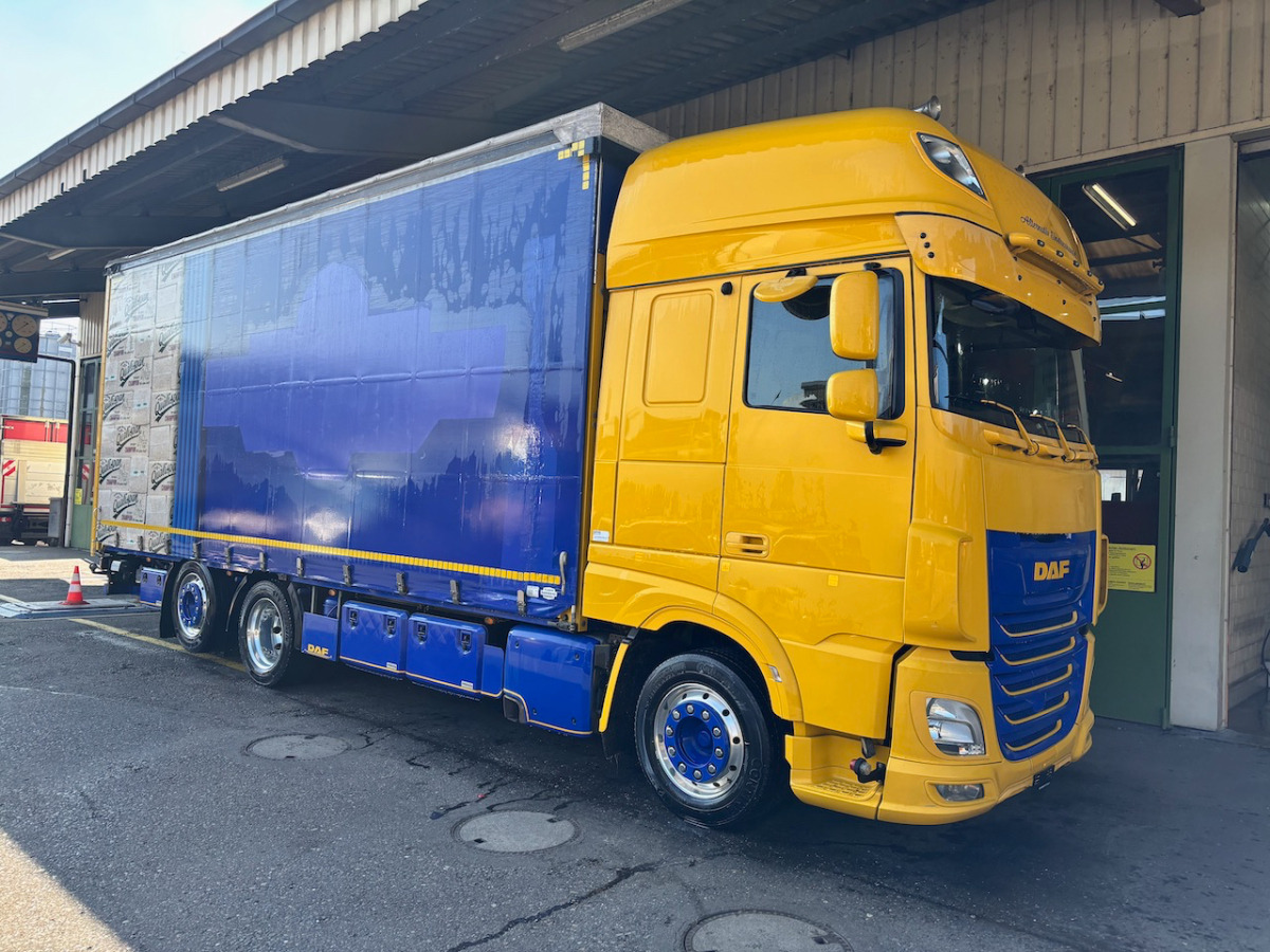 DAF FAN XF 530 LD Jumbo - Ponyvás teherautó: 1 kép. DAF FAN XF 530 LD Jumbo - Ponyvás teherautó: 1 kép.