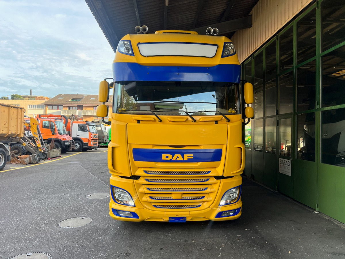 DAF XF 510 Jumbo - Ponyvás teherautó: 2 kép. DAF XF 510 Jumbo - Ponyvás teherautó: 2 kép.